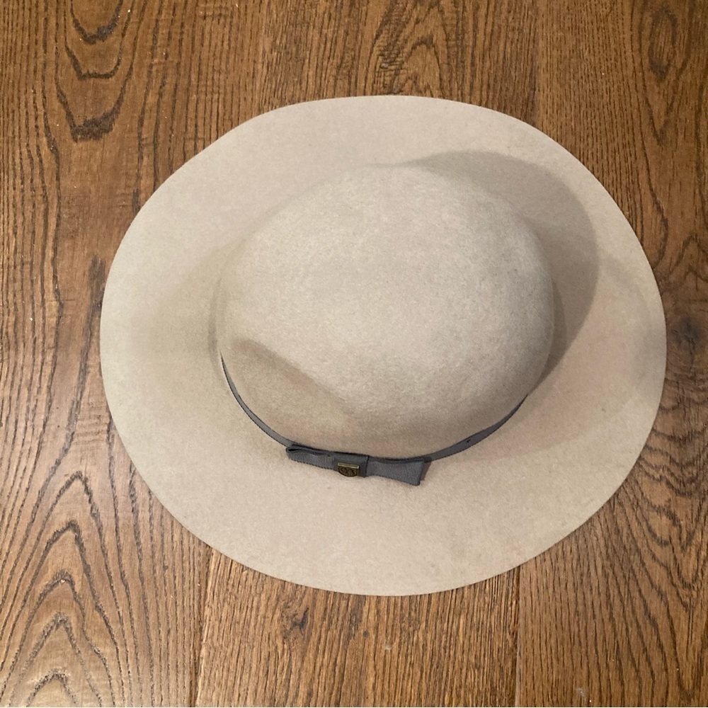 BRIXTON MANUFACTURING CO 71/4 or 58 cms Felt Ribbon Iron Plaquette Hat